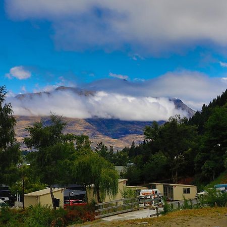 Qbox Hotel Queenstown Bagian luar foto