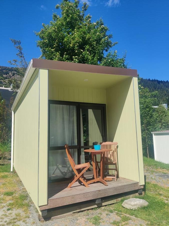 Qbox Hotel Queenstown Bagian luar foto