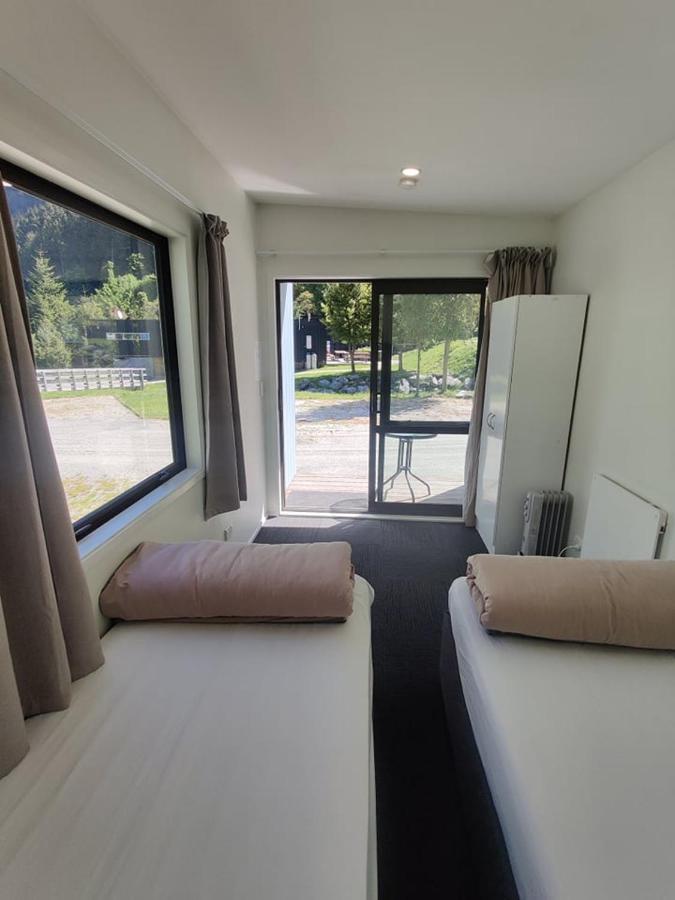 Qbox Hotel Queenstown Bagian luar foto